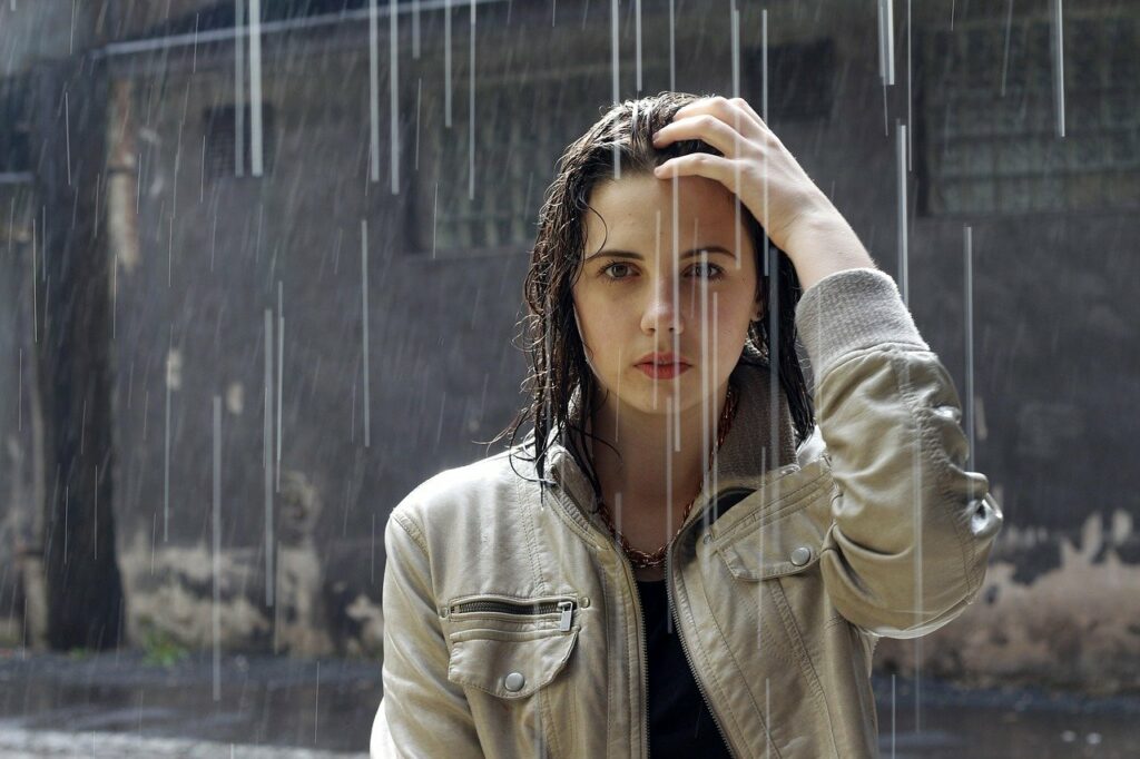 Frau im Regen durchnässt Welche Gartenmöbel können im Regen stehen
