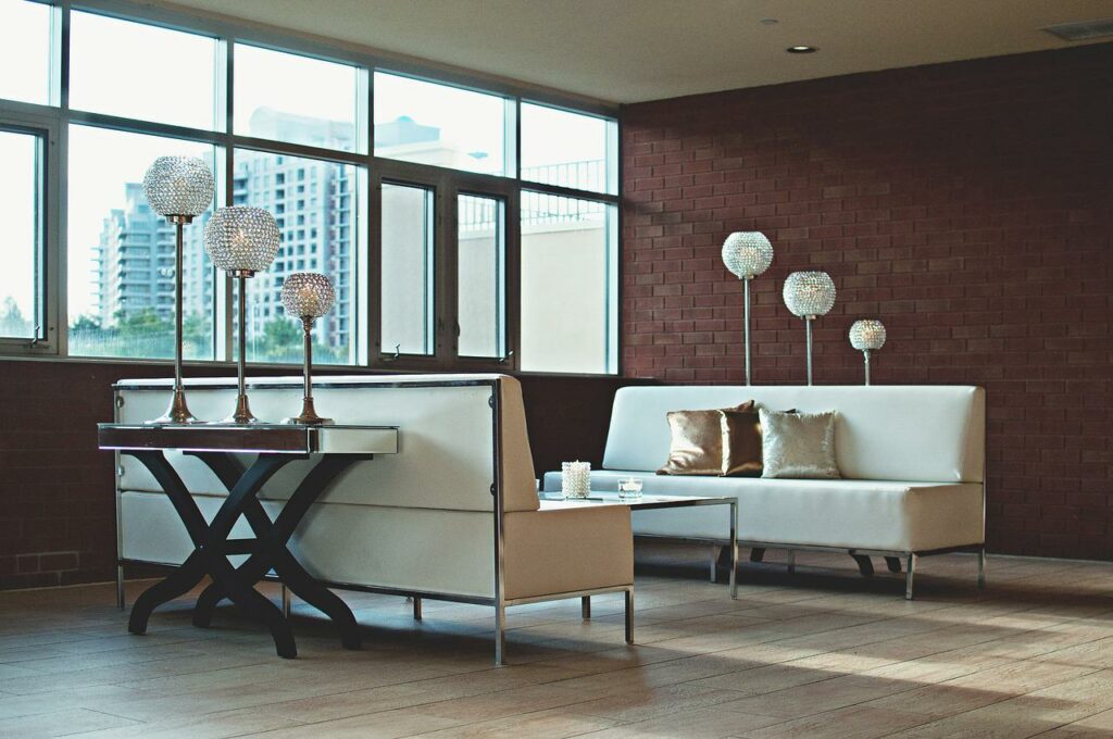 Moderne Wohnung mit großem Fenster Luftfeuchtigkeit in der Wohnung erhöhen Hausmittel, Tipps und mehr