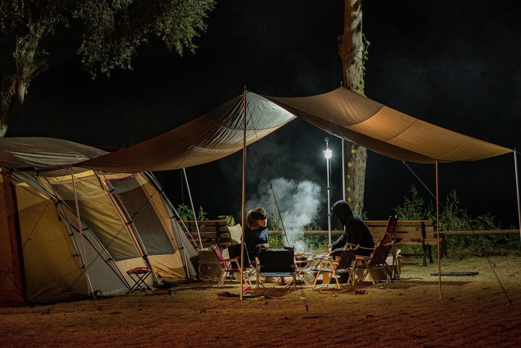 Menschen Camping Outdoor Zelt vor Regen schützen So geht es!