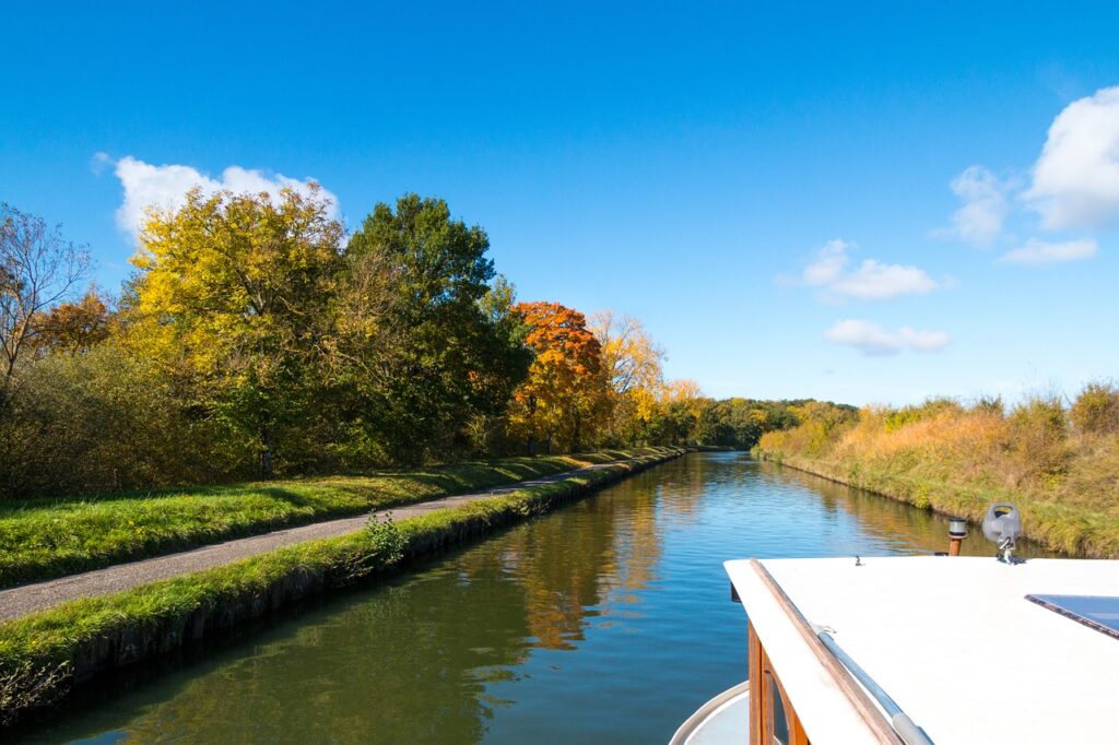 Boot Kanal Sonnenschein Urlaub auf dem Hausboot – das ganz besondere Extra für die ganze Familie