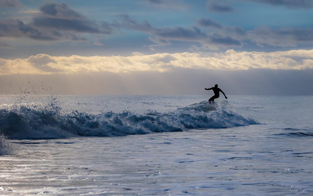 Mann surfen Meer Surfsport – Welche Surfarten gibt es